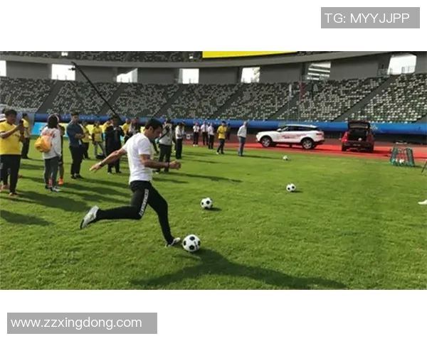 足球明星挑战踢瓶子视频引发热潮网友热议技巧与创意的完美结合